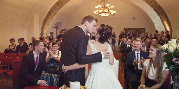 Hochzeitsfotos - Copyright und Rechte: Bilder auf Social Media erlaubt - Eberschwang - Flora Fellner Fotografie