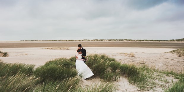 Hochzeitsfotos - zweite Kamera - Schleswig-Holstein - After Wedding Fotoshoot an der dänischen Nordseeküste auf Rømø. ©quirin photography - quirin photography
