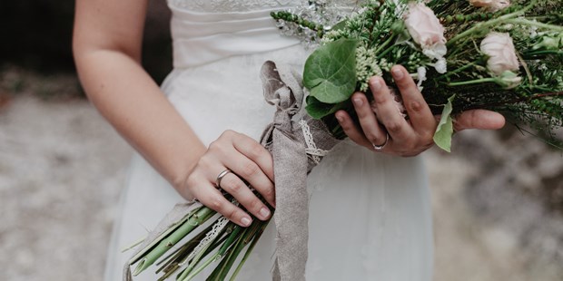Hochzeitsfotos - Copyright und Rechte: Bilder auf Social Media erlaubt - Hausruck - Detailfoto Braut mit Brautstrauß - Julia C. Hoffer