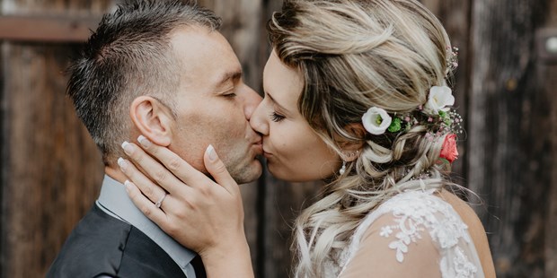 Hochzeitsfotos - Berufsfotograf - Oberösterreich - Brautpaar-Portraits im Garten - Julia C. Hoffer