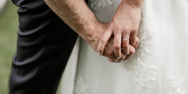 Hochzeitsfotos - Art des Shootings: Prewedding Shooting - Hausruck - Detailfoto vom frisch verheirateten Brautpaar - Julia C. Hoffer