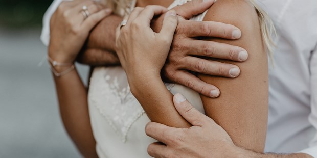 Hochzeitsfotos - Copyright und Rechte: Bilder auf Social Media erlaubt - Hausruck - Zarte Berührungen in Bildern verewigt - Julia C. Hoffer