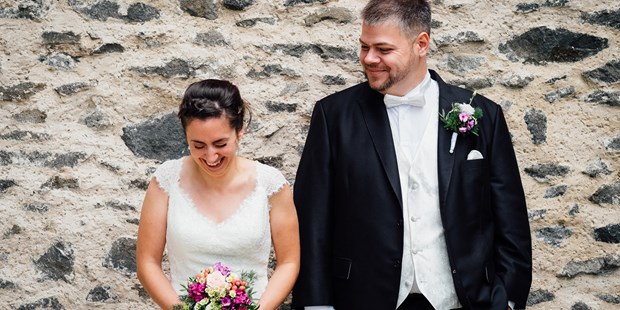 Hochzeitsfotos - Copyright und Rechte: Bilder auf Social Media erlaubt - Rheinbreitbach - Spaß beim Paar-Shooting - Herr und Frau Beichert Hochzeits-Fotografen