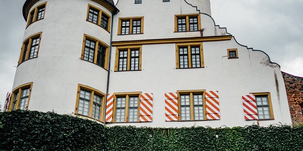 Hochzeitsfotos - Heidelberg - Suchbild am Höchster Schloss - Herr und Frau Beichert Hochzeits-Fotografen