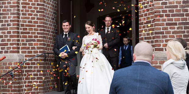 Hochzeitsfotos - Copyright und Rechte: Bilder frei verwendbar - Bürstadt - Auszug aus der Kirche - Marvin Glodek