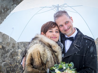 Hochzeitsfotos - Art des Shootings: 360-Grad-Fotografie - Innsbruck - Paarshooting während des Tages.

Es kann nicht immer nur die Sonne scheinen. Auch im Winter und bei Regen gibt es genug Möglichkeiten, tolle Bilder zu erstellen. - Fotografie Harald Neuner