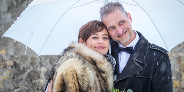 Hochzeitsfotos - Österreich - Paarshooting während des Tages.

Es kann nicht immer nur die Sonne scheinen. Auch im Winter und bei Regen gibt es genug Möglichkeiten, tolle Bilder zu erstellen. - Fotografie Harald Neuner