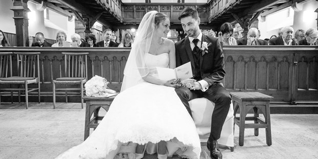 Hochzeitsfotos - Copyright und Rechte: Bilder auf Social Media erlaubt - Region Schwaben - letzter Blick vor dem Segen  - hbpictures