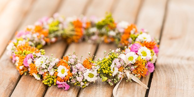 Hochzeitsfotos - Copyright und Rechte: Bilder auf Social Media erlaubt - Hausruck - Blumenkranz der Brautjungfern - Ludwig Pullirsch