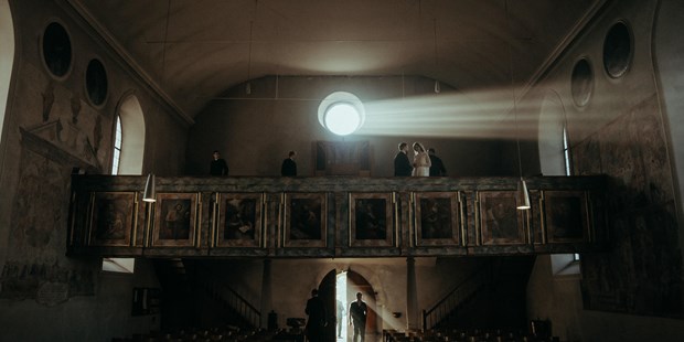 Hochzeitsfotos - Singen - Paarshooting in einer mit Weihrauch gefüllten Kirche nach einer traditionelle Lateinischen Zeremonie - Dan Jenson Photography