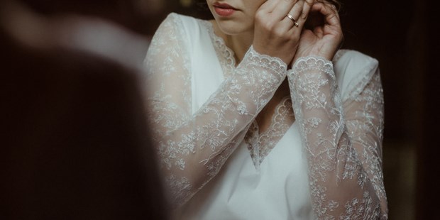 Hochzeitsfotos - Art des Shootings: Trash your Dress - Absam - Getting Ready der Braut in den alten Zimmern der Villa Maund - Dan Jenson Photography