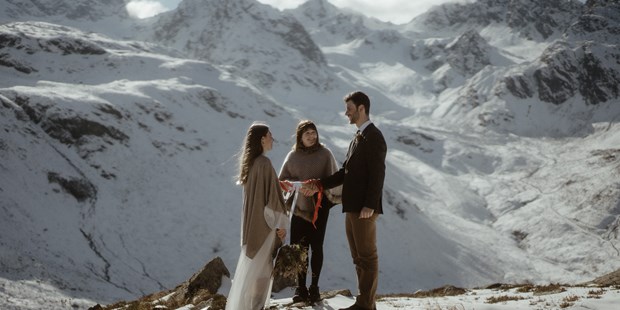 Hochzeitsfotos - Art des Shootings: Trash your Dress - Österreich - Winter-Elopement in den Bergen zwischen Vorarlberg und Tirol - Dan Jenson Photography