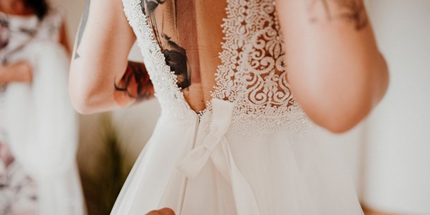 Hochzeitsfotos - Copyright und Rechte: Bilder auf Social Media erlaubt - Hausruck - Getting Ready der Braut. - fessellos Fotografie