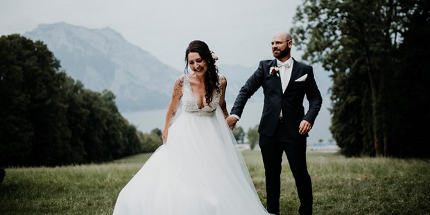 Hochzeitsfotos - Copyright und Rechte: Bilder auf Social Media erlaubt - Hausruck - Eine traumhafte Hochzeit im Schloss Traunsee - Gmunden. - fessellos Fotografie