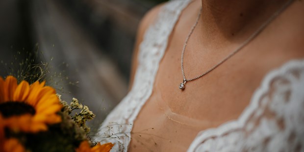 Hochzeitsfotos - Copyright und Rechte: Bilder privat nutzbar - Klagenfurt - Brautpaarshooting in Traunkirchen. Details der Braut. - fessellos Fotografie