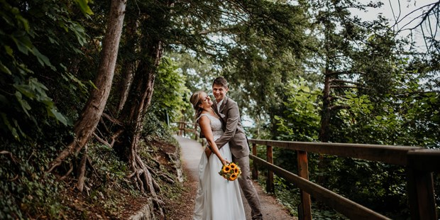 Hochzeitsfotos - Copyright und Rechte: Bilder auf Social Media erlaubt - Traunsee - Brautpaarshooting in Traunkirchen. - fessellos Fotografie