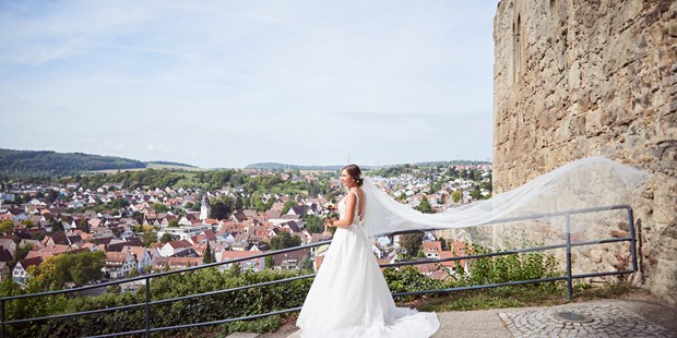 Hochzeitsfotos - Art des Shootings: Fotostory - Bürstadt - Braut fliegender Schleier - Simon Braun