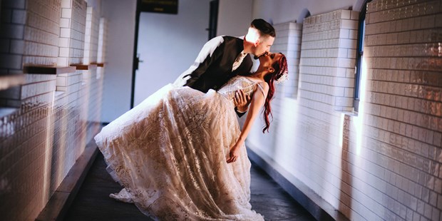 Hochzeitsfotos - Art des Shootings: Prewedding Shooting - Hausruck - Das Brautpaar in voller Aktion. - WEIL I DI MOOG Fotografie