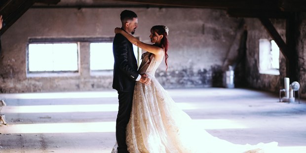 Hochzeitsfotos - Art des Shootings: Fotostory - Hausruck - Das Spiel mit dem Licht. - WEIL I DI MOOG Fotografie