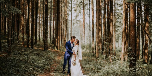 Hochzeitsfotos - Art des Shootings: Fotostory - Stallwang - https://www.annahorbachova.com/weddings - Anna Horbachova 