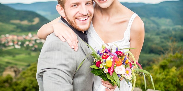 Hochzeitsfotos - Copyright und Rechte: Bilder dürfen bearbeitet werden - Donauraum - Hochzeitsreportage mit einem Brautpaar in Österreich - Alexander Pfeffel - premium film & fotografei