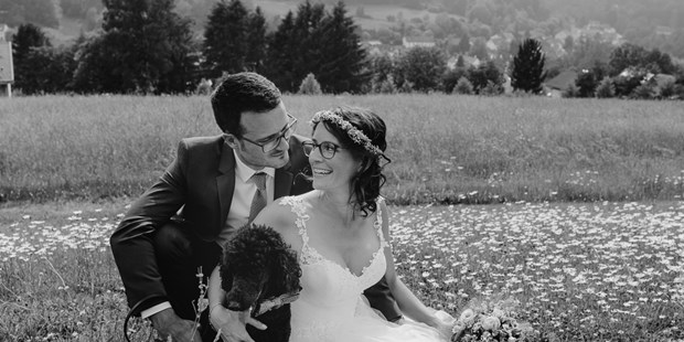 Hochzeitsfotos - Copyright und Rechte: Bilder privat nutzbar - Dahlem (Euskirchen) - Brautpaarshooting Mit Hund - Marcel Kleusener