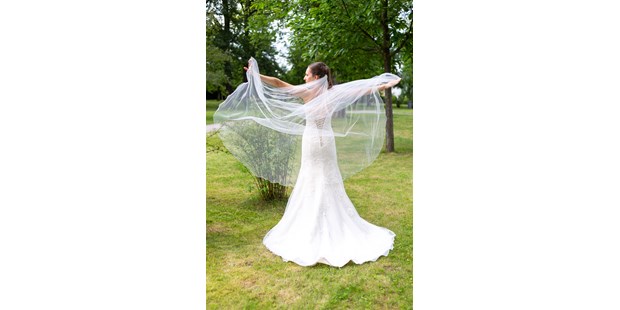 Hochzeitsfotos - Art des Shootings: Trash your Dress - Georgenthal - tanzende Braut - neero Fotografie und Grafik