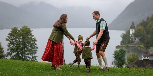 Hochzeitsfotos - Oberösterreich - Auch strömender Regen kann der guten Stimmung nichts anhaben! - Living Moments Photography