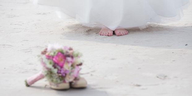 Hochzeitsfotos - Kayhude - Braut am Strand - Fotografie Kunze - Die Fotomanufaktur in St. Peter-Ording