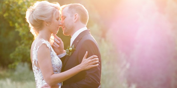 Hochzeitsfotos - Weinviertel - Verträumt, romantisches Brautpaarshooting zum Sonnenuntergang - Special Moments Photography