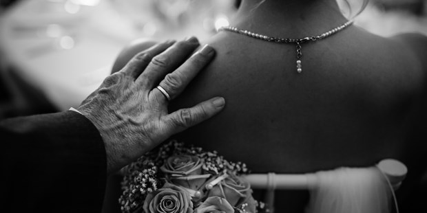 Hochzeitsfotos - Velten - Hand vom Brautvater - Spree-Liebe Hochzeitsfotografie | Hochzeitsfotograf Berlin