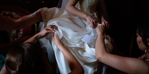 Hochzeitsfotos - Art des Shootings: Fotostory - Berlin - Das Hochzeitskleid wird gerichtet - Spree-Liebe Hochzeitsfotografie | Hochzeitsfotograf Berlin