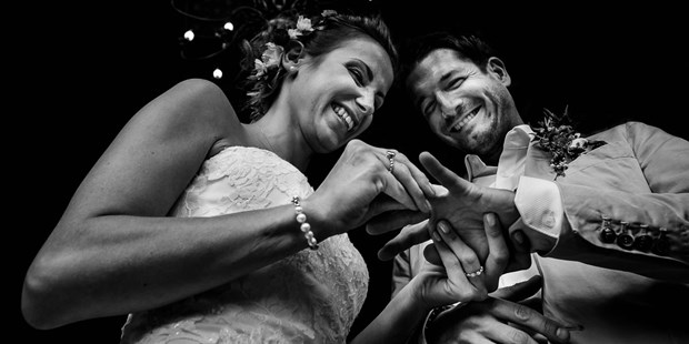 Hochzeitsfotos - Art des Shootings: Trash your Dress - Spantekow - Der Ringwechsel aus einer anderen Perspektive - Spree-Liebe Hochzeitsfotografie | Hochzeitsfotograf Berlin