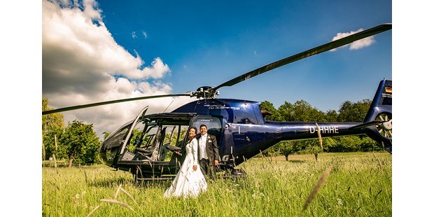 Hochzeitsfotos - Copyright und Rechte: Bilder privat nutzbar - Hessen - Brautpaar mit Hubschrauber, Hochzeitsfotograf, Wehrheim, Frankfurt - Christian Schmidt