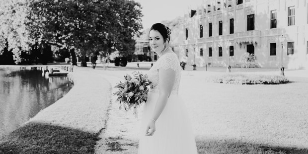 Hochzeitsfotos - Berufsfotograf - Wiener Alpen - Kirchliche Hochzeit in Wiener Neustadt, Paarfotos Schlosspark Hernstein - Daniela Schönthaller