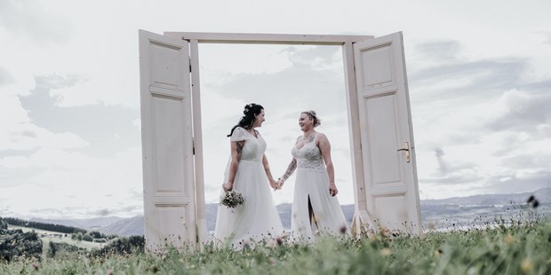 Hochzeitsfotos - Österreich - Love is Love bei der freien Trauung von Lisa und Melanie am Attersee - Shots Of Love - Barbara Weber Photography
