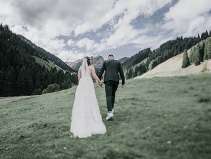 Hochzeitsfotos - Fotobox mit Zubehör - Hochzeit auf der Pulvermacheralm mit Bergpanorama - Shots Of Love - Barbara Weber Photography