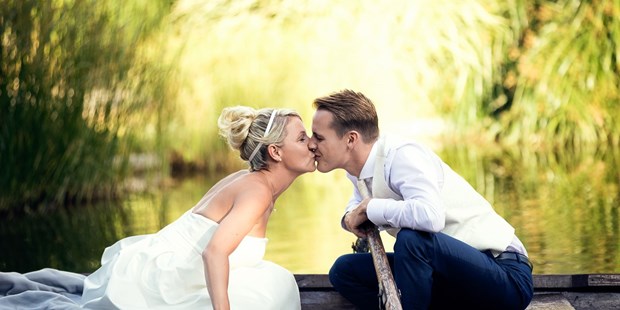 Hochzeitsfotos - Fotobox mit Zubehör - Hausruck - Paarshooting beim Restaurant Wirt am Teich - Visual Wedding – Martin & Katrin
