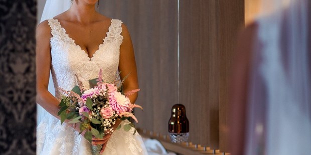Hochzeitsfotos - Fotobox alleine buchbar - Wels (Wels) - Getting ready im Seehotel das Traunsee - Visual Wedding – Martin & Katrin