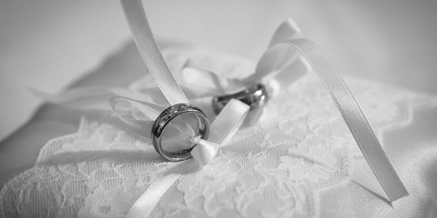 Hochzeitsfotos - Copyright und Rechte: Bilder kommerziell nutzbar - Wien - Ringkissen mit Ringen - einfach traumhaft - your magic day Hochzeitsfotograf