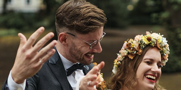Hochzeitsfotos - Copyright und Rechte: Bilder privat nutzbar - Tiroler Unterland - lachendes Brautpaar - Lars Boob