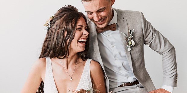 Hochzeitsfotos - Copyright und Rechte: Bilder auf Social Media erlaubt - Tiroler Unterland - lachende Braut - Lars Boob