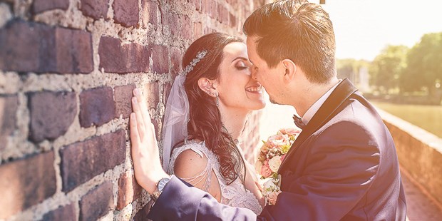Hochzeitsfotos - Berufsfotograf - Region Schwaben - Die Braut ist seine zu küssen fotografulm.com - Fotograf Ulm