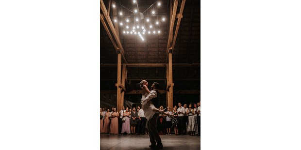 Hochzeitsfotos - Berufsfotograf - Aistersheim - Hochzeit am Oberbauergut in Leonding Oberösterreich - Hochzeitstanz - Kosia Photography
