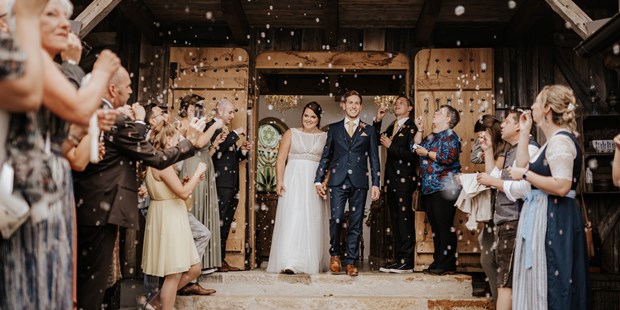 Hochzeitsfotos - Ried im Innkreis - Hochzeit im Vedahof in Gramastetten Oberösterreich - Auszug Brautpaar nach der Trauung - Kosia Photography