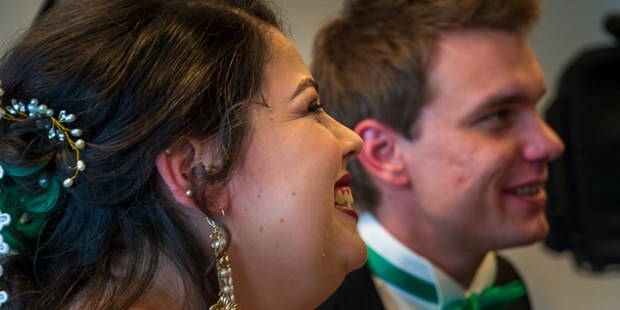 Hochzeitsfotos - zweite Kamera - Ostermundigen - Gespannt lauscht das Brautpaar den Worten der Traurednerin - Markus Eymann