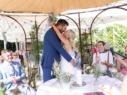 Hochzeitsfotos - Videografie buchbar - Bistrica ob Dravi - Kiss kiss kiss - Monika Wittmann Photography