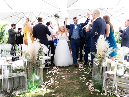 Hochzeitsfotos - Videografie buchbar - Ebensee - Glücksmomente beim Auszug - Monika Wittmann Photography