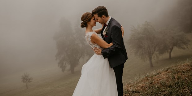Hochzeitsfotos - Copyright und Rechte: Bilder auf Social Media erlaubt - Hausruck - Regenhochzeit im Refugium Hochstrass, Niederösterreich - Thomas Oberascher