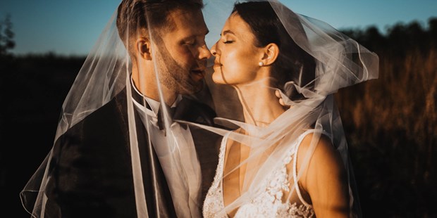 Hochzeitsfotos - Copyright und Rechte: Bilder auf Social Media erlaubt - Bürstadt - Brautpaar Rheinhessen Oppenheim Weingut Raddeck - Alexander Sinner